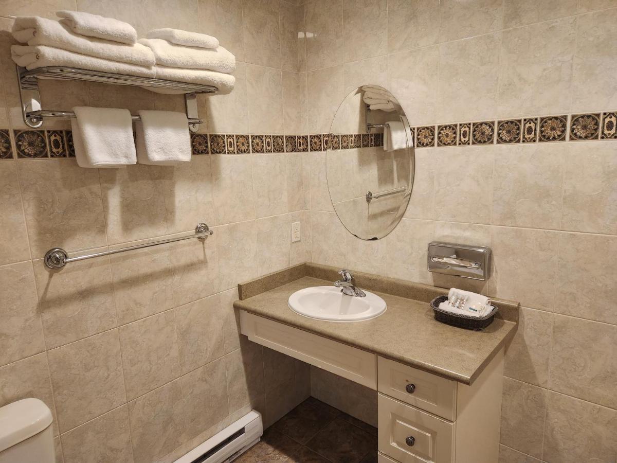 Sunshine Coast Resort Madeira Park Экстерьер фото